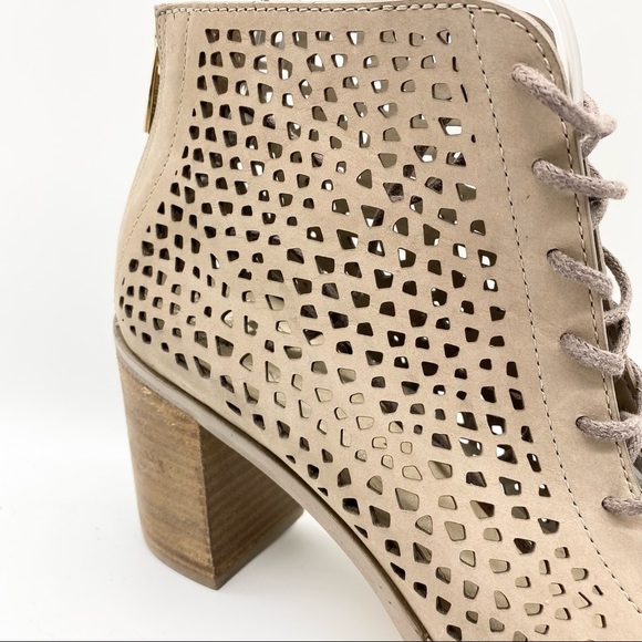 NEW-Vince Camuto-Taupe Tan Leather Laser Cut Gladiator 10 - Picture 3 of 10